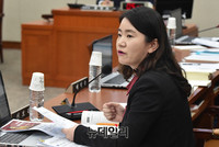 [포토] 기상청장에게 질문하는 신보라 의원