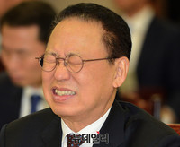 [포토] 얼굴 찌푸린 최흥식 금융위원장