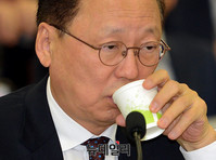 [포토] 물 마시는 최흥식 금융위원장