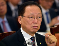 [포토] 정무위 국감, 질문 듣는 최흥식