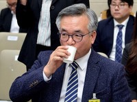 [포토] 물 마시는 김만구 교수