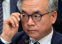 [포토] 안경 만지는 김만구