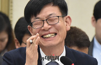 [포토] 박장대소 하는 김상조 공정거래위원장