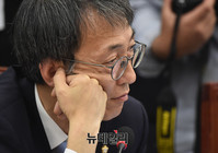 [포토] 심각한 표정의 더불어민주당 이훈 의원