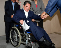 [포토] 휠체어 탄 조원진 대한애국당 상임공동대표
