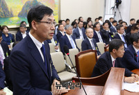 [포토] 국정감사 증인 출석한 박병대 삼성전자 부사장