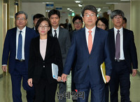 [포토] 브리핑룸 들어서는 신고리5·6호기 공론화위원회