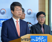 [포토] 질문에 답하는 김지형 신고리공론화위원장