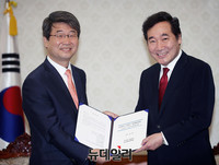 [포토] 정부에 신고리원전 결과 전하는 김지형