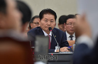 [포토] 질문에 답하는 농업협동조합중앙회 김병원 회장