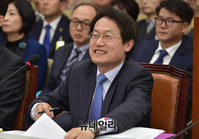 [포토] 웃음으로 답하는 조희연 서울시교육감