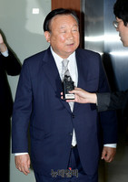 [포토] 출당논의 위해 입장하는 정주택 한국당 윤리위원장