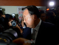 [포토] 한국당 윤리위원회 입장하는 정주택 위원장(징계결과)