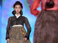 [포토] 고풍스러운 멋 선보이는 한복 런웨이