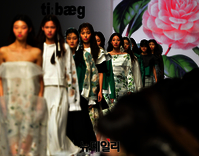 [포토] 2018 봄·여름 컬렉션 선보이는 '티백'