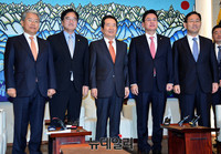 [포토] 정세균 국회의장, 4당 원내대표 회동