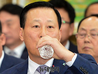 [포토] 물 마시는 김도진 IBK기업은행장