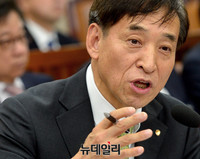 [포토] 질문에 답하는 이주열 한국은행 총재