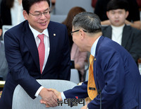 [포토] 국감대책회의, 악수하는 정우택