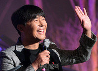 [포토] 팬들 향해 손 흔드는 임창정