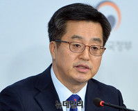 [포토] 가계부채 종합대책 발표하는 김동연 부총리