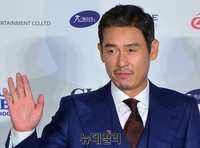 [포토] 대종상 설경구, 반가운 손인사