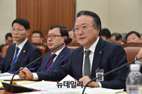 [포토] 질문에 답변하는 수협중앙회 김임권 회장