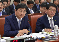 [포토] 답변하는 김규옥 기술보증기금 이사장