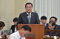 [포토] 국정감사 출석한 김경재 한국자유총연맹 총재