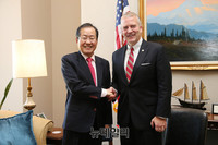 [포토] 악수나누는 홍준표-댄 설리번 美 상원 군사위 위원