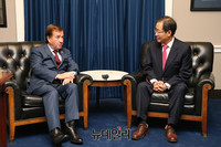 [포토] 면담하는 홍준표 대표-애드 로이스 美 하원 외교위원장
