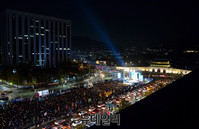 [포토] 1주년 기념하며 광장 메운 촛불