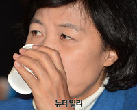 [포토] 1주년 촛불집회, 물 마시는 추미애