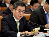 [포토] 기재위 종합국감, 답변하는 김동연