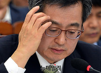 [포토] 머리 긁적이는 김동연