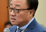 [포토] 질문에 답하는 고동진 삼성전자 사장