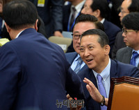 [포토] 악수 나누는 유영민-권영수