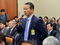 [포토] 질문에 답하는 권영수 LG유플러스 부회장