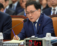 [포토] 질문에 답하는 유영민 과학기술정보통신부 장관