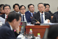 [포토] 의원들의 질문에 답하는 백운규 산업통상자원부 장관