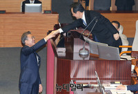 [포토] 정세균 국회의장과 악수 나누는 문재인 대통령