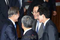 [포토] 의원들과 악수 나누는 문재인 대통령