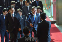 [포토] 마중나온 정세균 국회의장과 인사 나누는 문재인 대통령