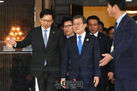 [포토] 국회 본회의장 나오는 문재인 대통령