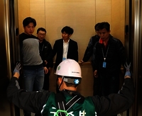 [포토] 롯데월드타워 지진대피훈련, 승강기 탈출하는 시민들