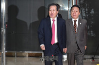 [포토] 재선들과 오찬위해 식당으로 향하는 홍준표 대표