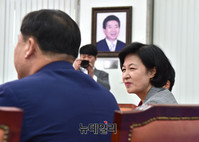 [포토] 덕담 주고받는 더불어민주당 추미애 대표와 새민중정당 대표단