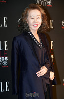 [포토] 전설의여배우상 수상한 윤여정