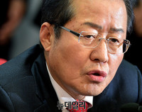 [포토] 박근혜 전 대통령 제명, 질문에 답하는 홍준표