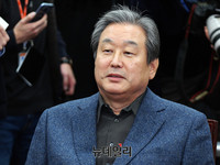 [포토] 김무성 의원, 바른정당 의원총회 참석